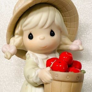 Precious Moments. “Happiness To The Core” Shares Apples With Puppy 1996 Vintage